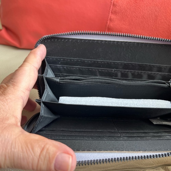 NWOT wallet - Picture 3 of 3